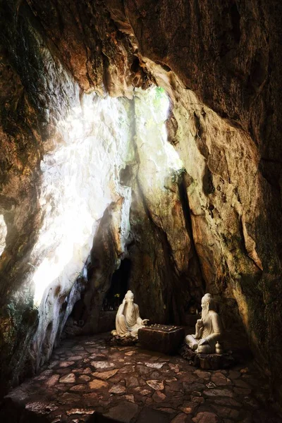 大理石の山の寺院の洞窟の垂直ショット — ストック写真