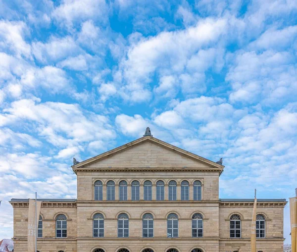 Ein Malerischer Blick Auf Das Historische Regierungsgebäude Vor Wolkenverhangenem Hellen — Stockfoto