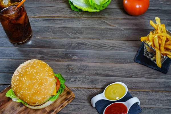 Hamburger Komplecie Dwoma Mięsem Sosami Frytkami Colą Zabytkowej Drewnianej Desce — Zdjęcie stockowe