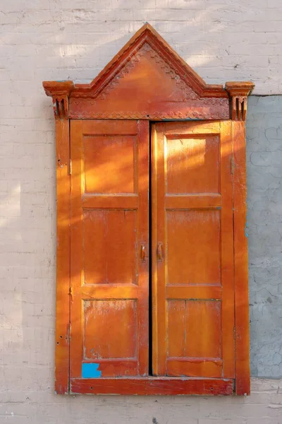 Вертикальный Снимок Старого Деревянного Окна Стене Здания Сияющим Солнцем — стоковое фото