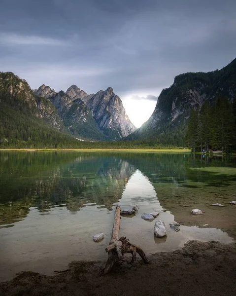 Μια Κάθετη Λήψη Των Όμορφων Βουνών Στο Βάθος Μιας Λίμνης — Φωτογραφία Αρχείου