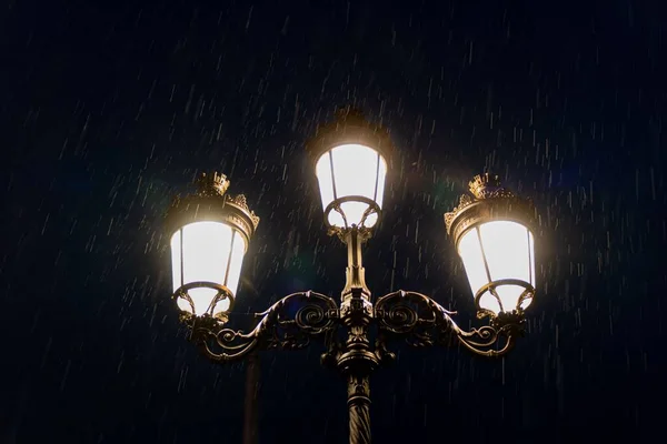 爱尔兰都柏林奥康奈尔桥街灯夜雨拍摄 — 图库照片
