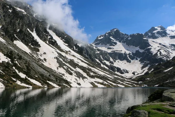 Eine Wunderschöne Landschaft Eines Sees Umgeben Von Schneebedeckten Bergen Einem — Stockfoto
