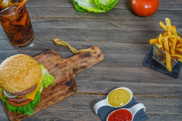 Hamburger Komplecie Dwoma Mięsem Sosami Frytkami Colą Zabytkowej Drewnianej Desce — Zdjęcie stockowe