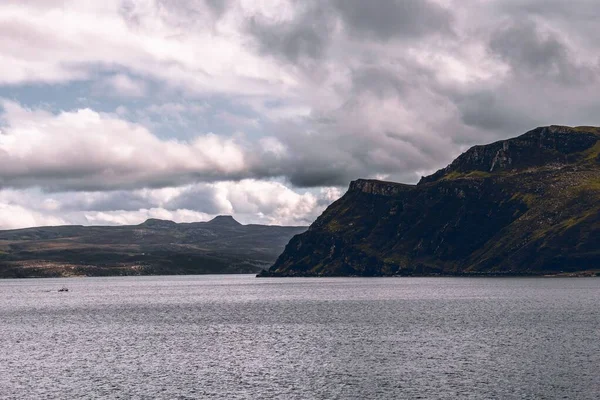 苏格兰历史上著名的斯凯岛悬崖在乌云密布的天空下在水面上的美丽照片 — 图库照片