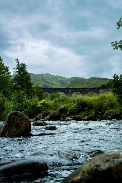 Vertikální Snímek Skalnatého Viaduktu Glenfinnan Poblíž Zelených Hor Skotsku — Stock fotografie