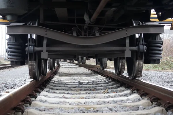 Demiryolundaki Eski Siyah Trenin Tekerleklerine Yakın Çekim — Stok fotoğraf