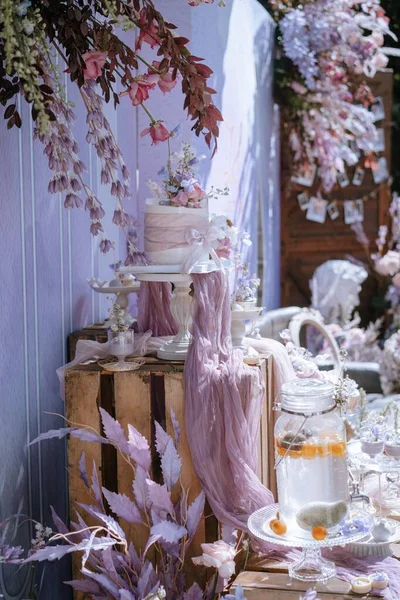 Uma Cena Casamento Com Bolo Decorativo Limonada Uma Mesa Livre — Fotografia de Stock