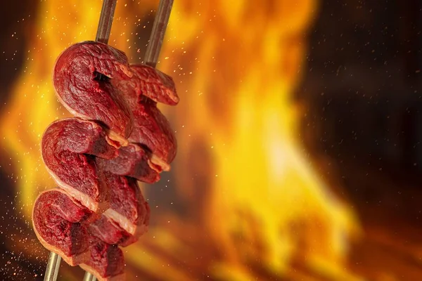 串焼きに生のピカニャステーキのクローズアップ 伝統的なブラジルの牛肉のカット — ストック写真