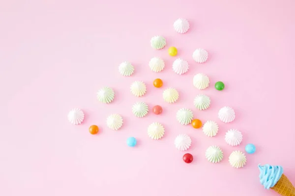 Top View Örvénylő Mályvacukor Skittles Fagylalt Kúp Elszigetelt Rózsaszín Alapon — Stock Fotó
