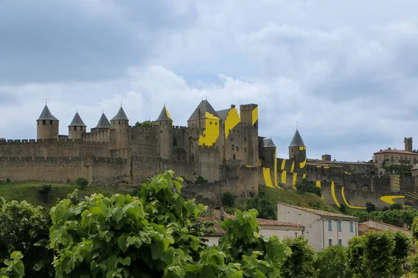 Chateau Comtal Decorato Con Strisce Gialle Una Giornata Nuvolosa Carcassonne — Foto Stock
