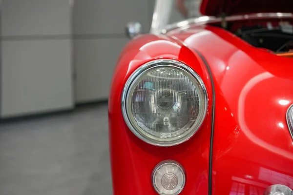 Zbliżenie Czerwonego Retro Volkswagen Chrząszcz Samochód Reflektor — Zdjęcie stockowe