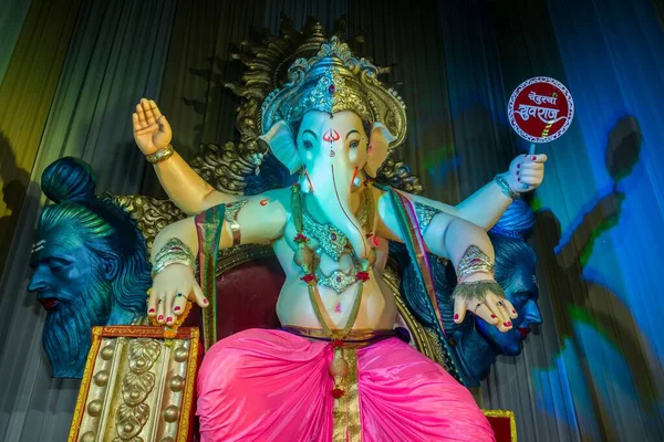 Das Schöne Idol Von Lord Ganesha Der Bei Einem Mandal — Stockfoto