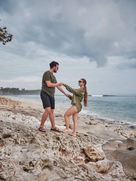 Die Vertikale Eines Verliebten Paares Posiert Strand Mit Dem Blauen — Stockfoto