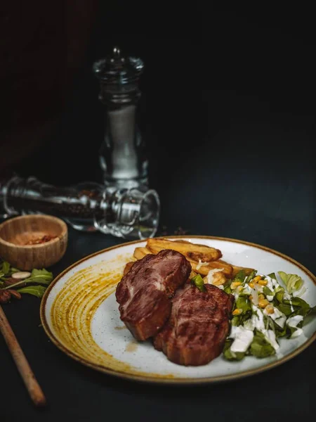 Vertikal Stek Med Potatis Och Sallad Isolerad Svart Bakgrund — Stockfoto