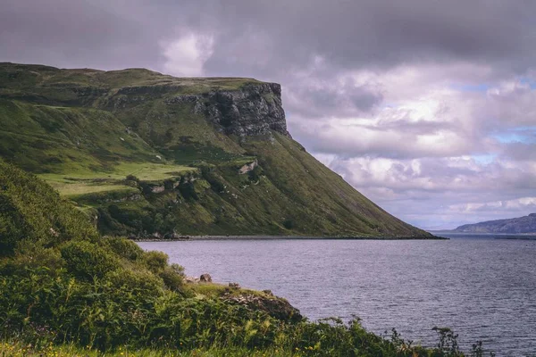 Uno Splendido Scatto Della Storica Scogliera Dell Isola Skye Sull — Foto Stock