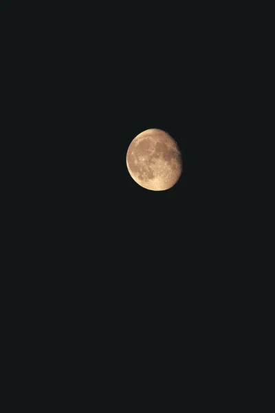 Uma Lua Cheia Vermelha Céu Negro Escuro Tiro Vertical — Fotografia de Stock