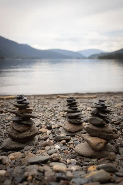 Vertical Shot Cairns Shore Mountains Background — Stock Photo, Image