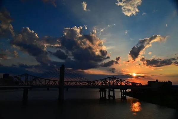 在日落的时候 在俄亥俄河上的亚伯拉罕林肯桥 背阴着天空 — 图库照片