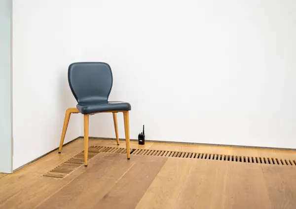 Krzesło Krótkofalówka Białą Ścianę Drewnianej Podłodze — Zdjęcie stockowe