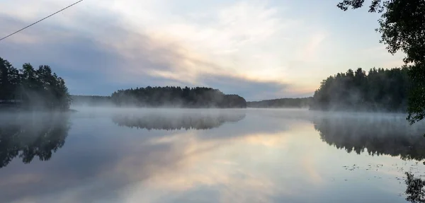 Una Vista Panorámica Del Lago Tranquilo Bosque Durante Una Mañana — Foto de Stock