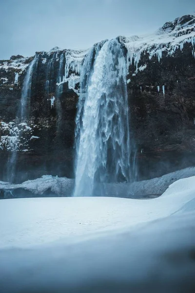 Disparo Vertical Una Cascada Cubierta Nieve Invierno — Foto de Stock