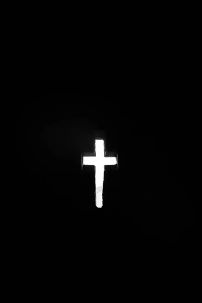 エチオピアのLalibelaの暗闇の中で教会の壁に刻まれた明るい十字の垂直ショット — ストック写真