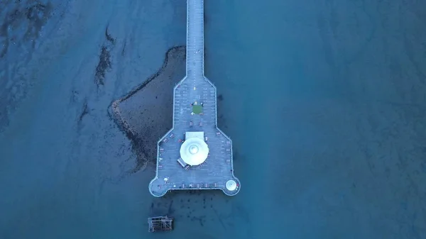 Een Antenne Uitzicht Een Pier Blauwe Zee — Stockfoto