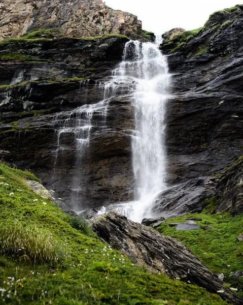 Eine Vertikale Aufnahme Eines Plätschernden Wasserfalls — Stockfoto