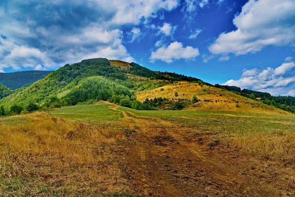 美しい青空の下の丘の景色 — ストック写真