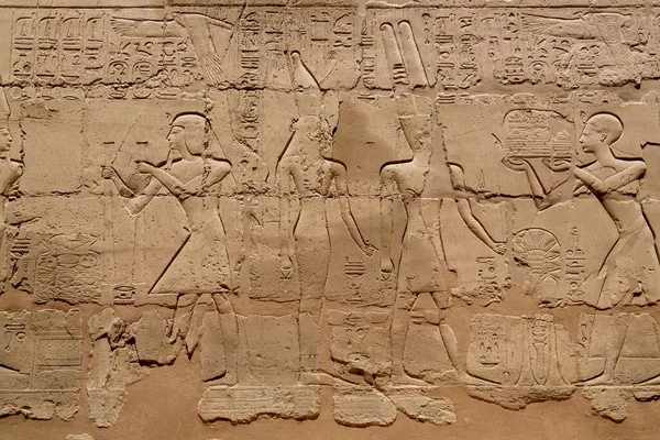 Vista Cerca Las Tallas Mitológicas Egipcias Pared Del Templo Karnak — Foto de Stock