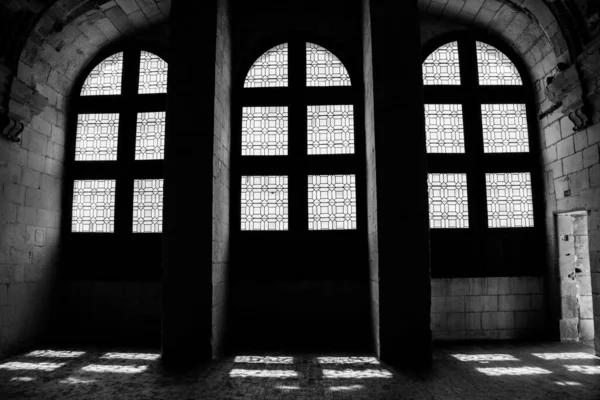 Szary Kadr Światła Odbitego Starymi Meczetowymi Oknami — Zdjęcie stockowe