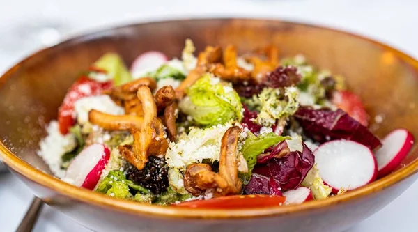 Closeup Shot Gourmet Salad Chanterelle Mushrooms — Stock Photo, Image