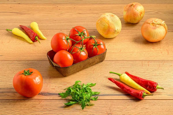 Acordo Verduras Colheita Tomate Cebola Pimentas Salsa Mesa Madeira — Fotografia de Stock
