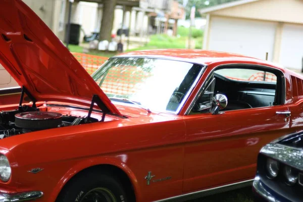 Czerwony Mustang Ford Samochód Podczas Pokazu — Zdjęcie stockowe