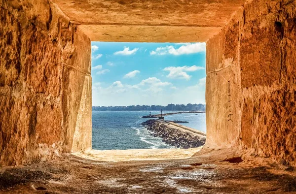 Uitzicht Zee Door Het Stenen Huisraam Met Een Aanlegsteiger Beboste — Stockfoto
