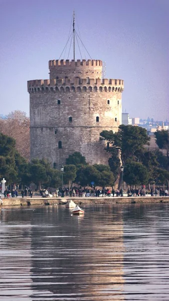 Een Verticaal Schot Van Witte Toren Van Thessaloniki Aan Rivier — Stockfoto