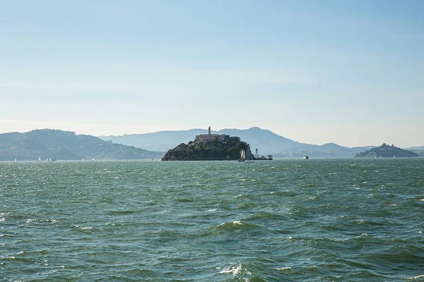 Een Betoverende Opname Van Alcatraz Island Oude Gevangenis Bergen Achtergrond — Stockfoto