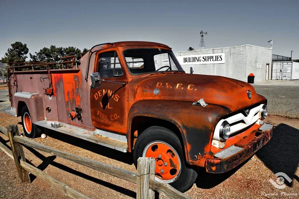 Vecchio Camion Dei Pompieri Ford Arrugginito Vintage Seligman Arizona — Foto Stock