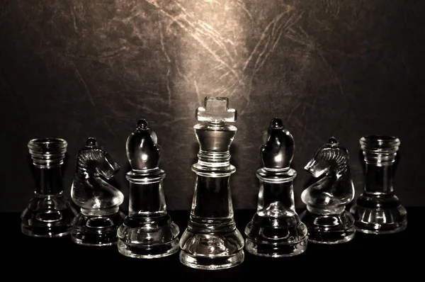 Крупный План Прозрачных Шахматных Фигурок Тёмном Фоне — стоковое фото