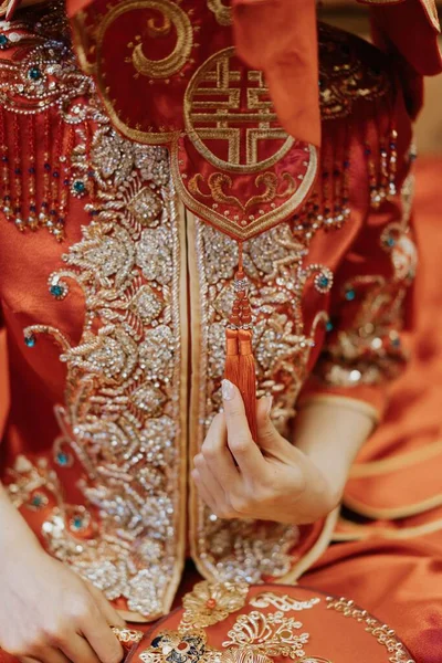 Pionowe Ujęcie Kobiety Tradycyjnym Azjatyckim Kostiumie — Zdjęcie stockowe