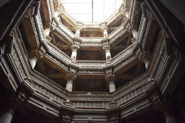 Niski Kąt Widzenia Wnętrza Słynnego Adalaj Stepwell Landmark Gujarat Indie — Zdjęcie stockowe