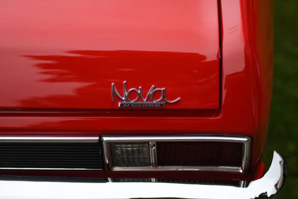 Close Logotipo Vermelho Chevrolet Nova — Fotografia de Stock