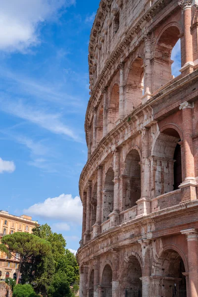 Vertikal Bild Del Colosseum Mot Den Blå Himlen — Stockfoto