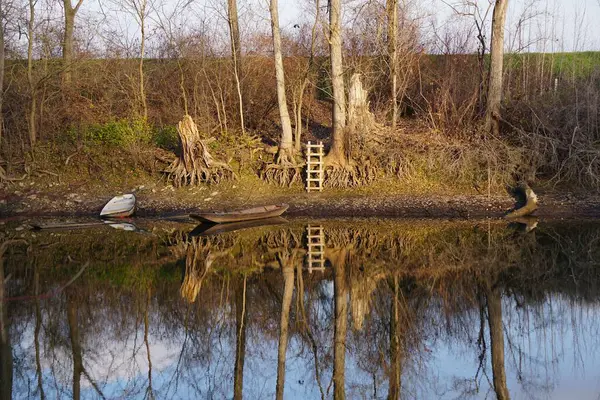 Una Vecchia Barca Parcheggiata Sulla Riva Lago Circondato Alberi Autunnali — Foto Stock