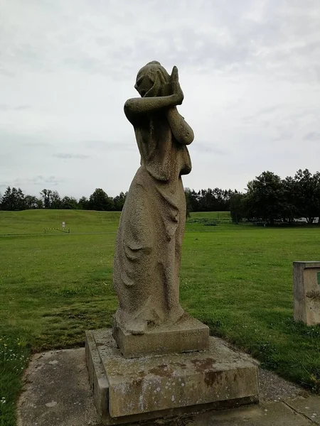 Tiro Vertical Uma Estátua Mulher Lidice Memorial Para Massacre Massa — Fotografia de Stock