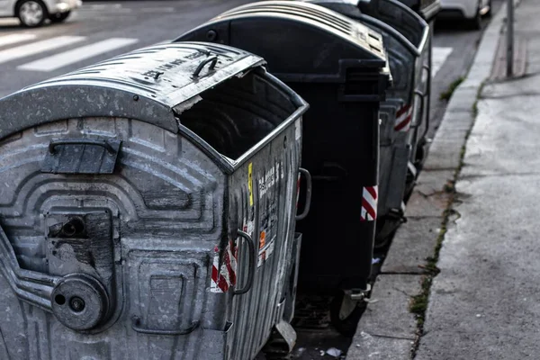 Velhas Latas Lixo Cinzento Nas Ruas Praga Durante Dia — Fotografia de Stock