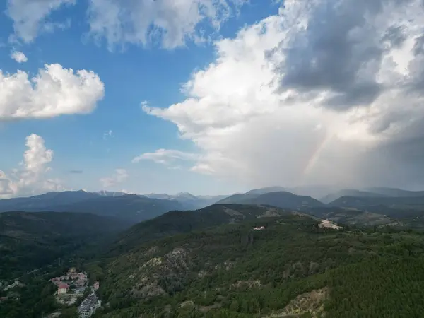 Een Regenboog Boven Bergen Een Bewolkte Dag — Stockfoto