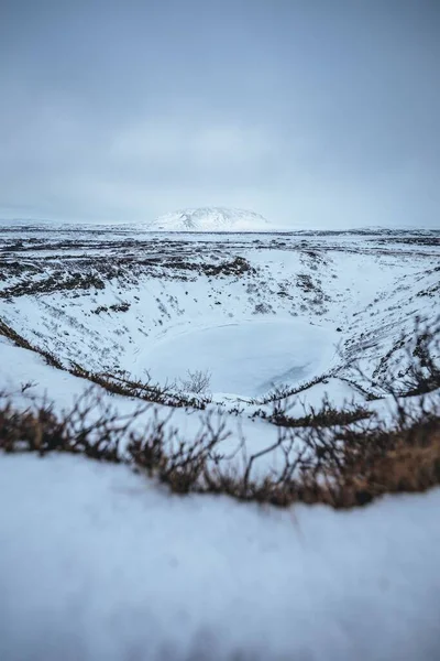 Tiro Vertical Lago Congelado Inverno Uma Paisagem Montanhosa — Fotografia de Stock