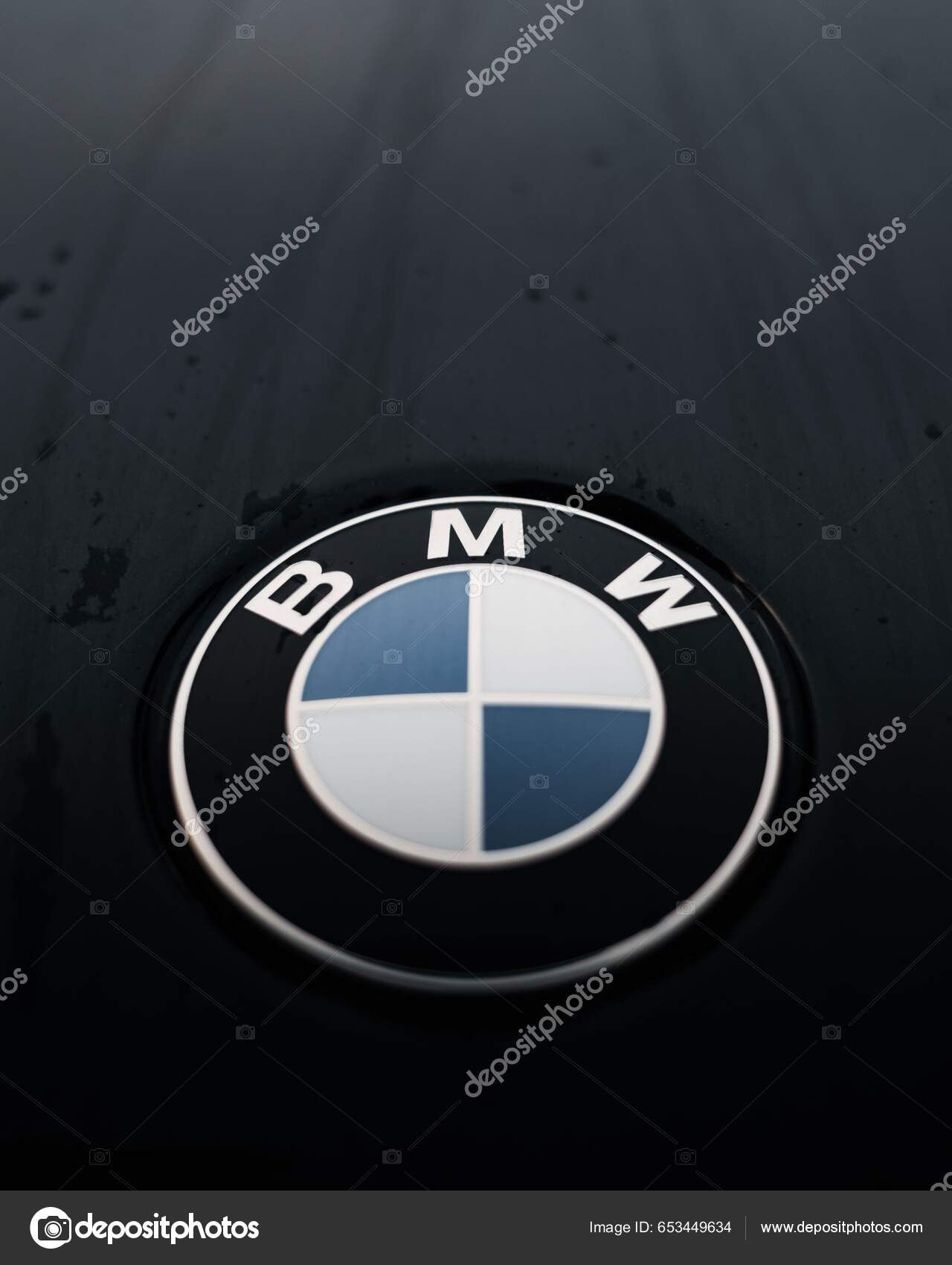 Вертикальный Снимок Логотипа Bmw X4M Дождливый День – Стоковое.